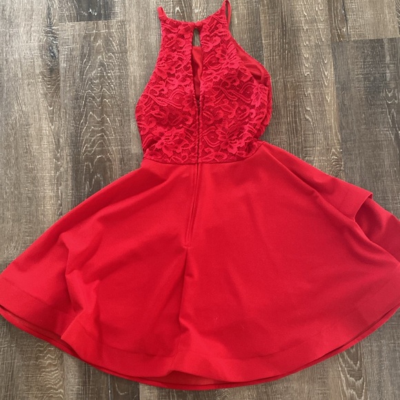 Stunning red cocktail dress in a Size 1/2. - Picture 2 of 4